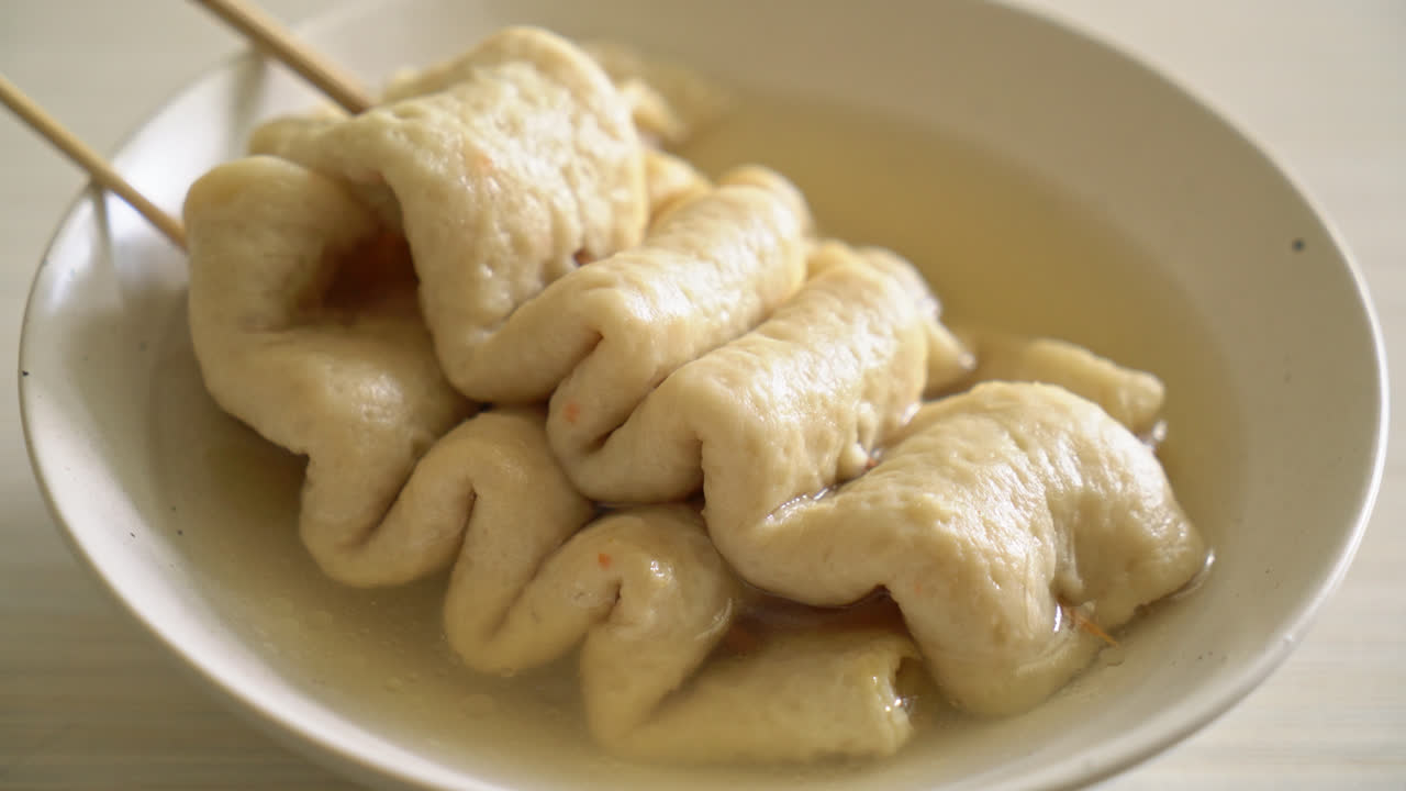 오뎅 - 수프에 든 한국 어묵 꼬치 - 한국 길거리 음식 스타일