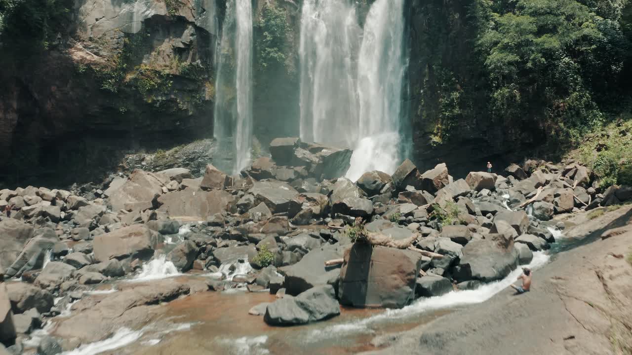 cascadas de nauyaca dentro del parque natural de la selva tropical en costa rica, provincia de puntarenas