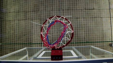 la pelota va a lanzar la canasta