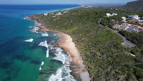 Coolum-Bay-Con-Paisaje-Marino-Escénico-En-Queensland,-Australia---Toma-Aérea-De-Drones