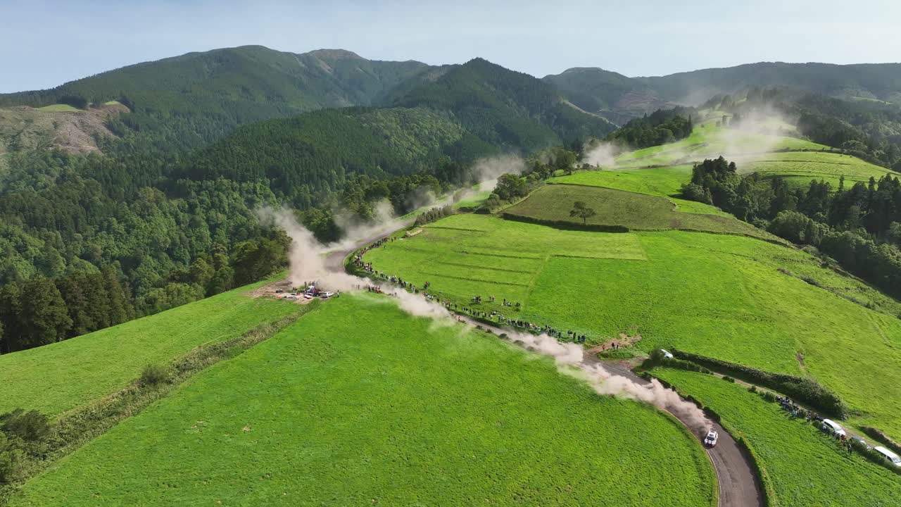 coche de rally deriva en el camino de tierra por la ladera de la montaña, azores etapa de rally