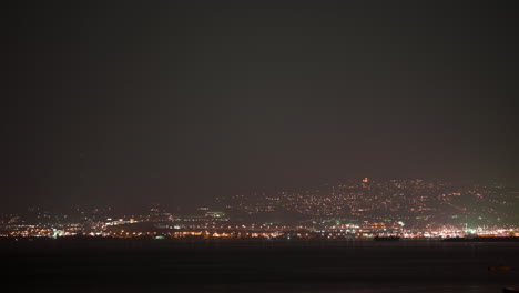 Timelapse-De-La-Noche-Llegando-A-La-Ciudad-Costera