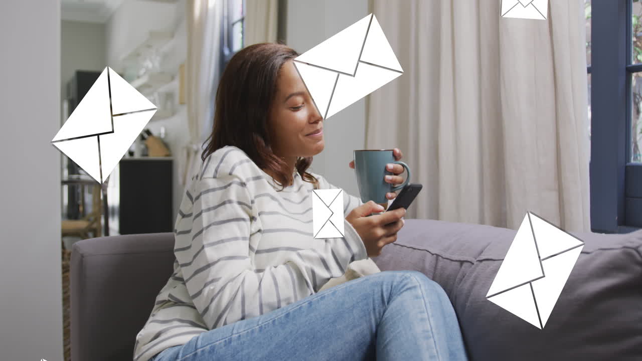 animación de iconos digitales de sobres de correo electrónico sobre mujer usando teléfono inteligente en casa