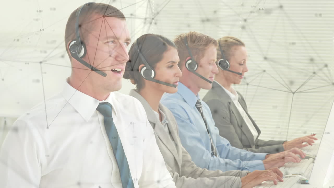 animación de redes de conexiones a través de personas de negocios que usan auriculares telefónicos