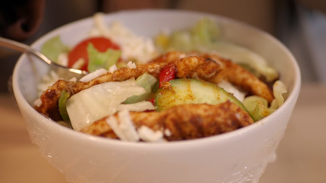 ensalada de pollo en un tazón