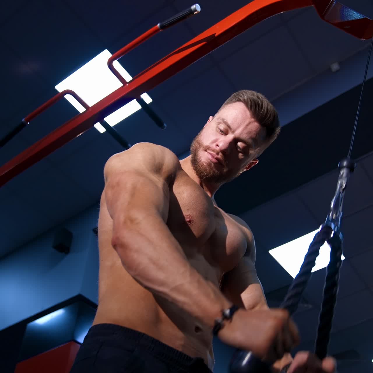 Culturista che lavora in palestra