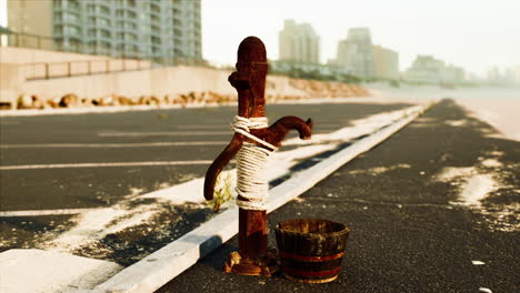 vieja bomba de agua oxidada en un día soleado