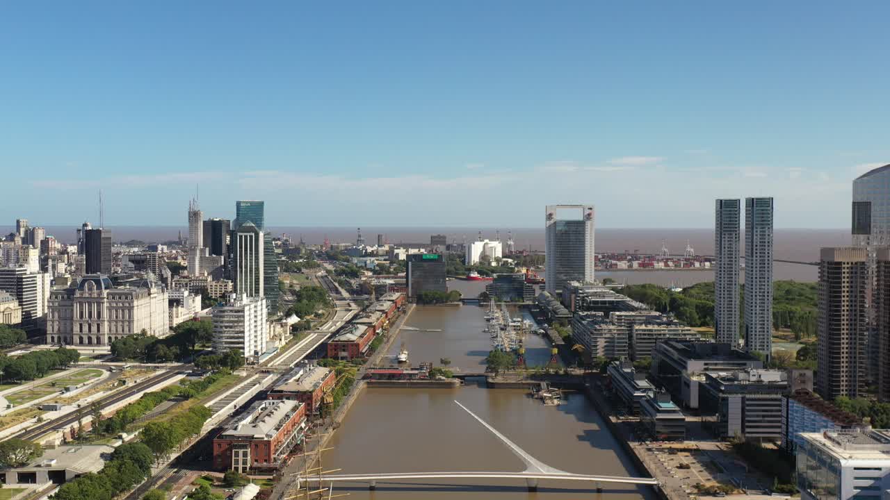 aérea sobre el río darsena en puerto madero