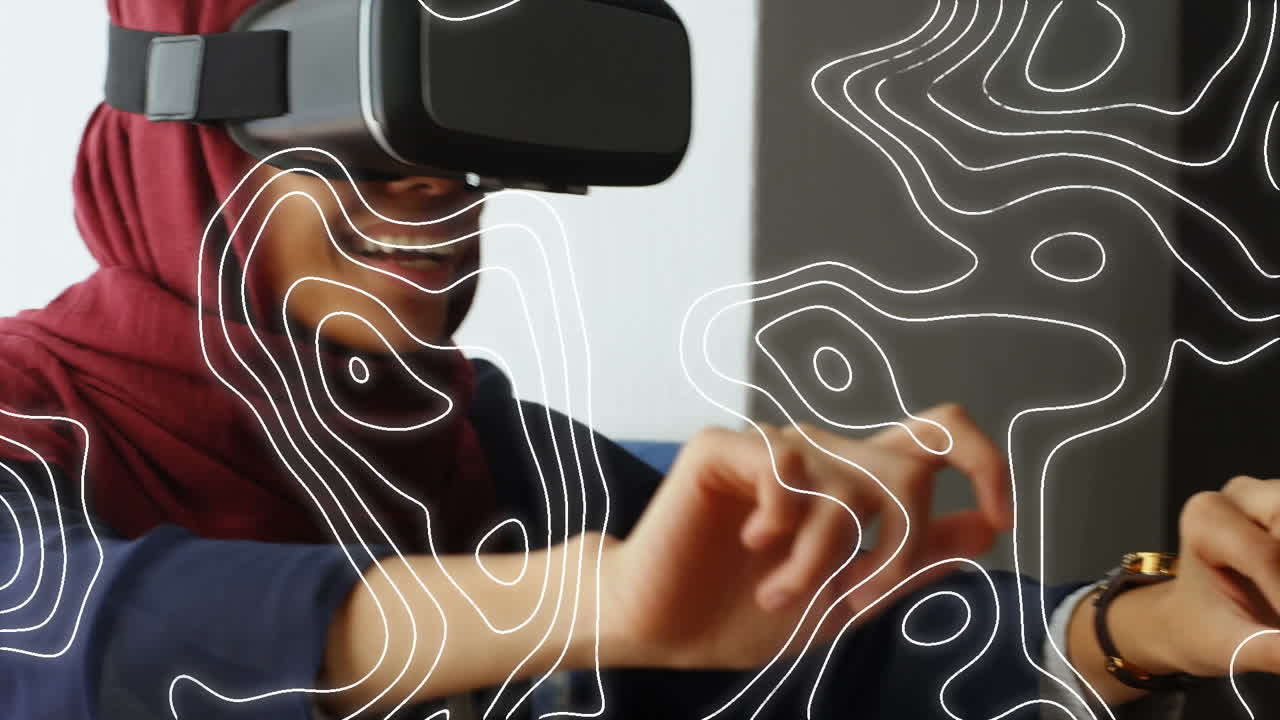 Topografia su sfondo di una donna d'affari con hijab che indossa un visore VR in ufficio.