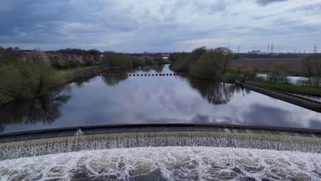 Wasserkraftwerk-Knottingley-Weir,-West-Yorkshire,-Großbritannien,-Drohne,-Luftaufnahme