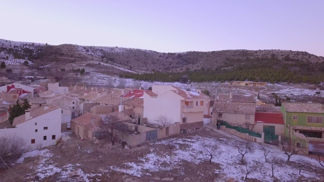 imágenes de drones de un pequeño pueblo español en la nieve