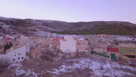 imágenes de drones de un pequeño pueblo español en la nieve