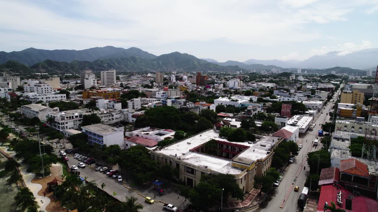vista de drones de viviendas y calles en la ciudad de santa marta, capital del departamento colombiano de magdalena
