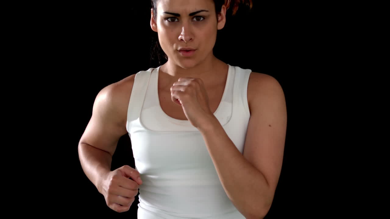 una morena corriendo hacia la cámara.