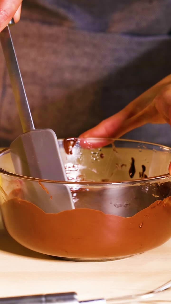 mezclar chocolate con frutas y salpicaduras