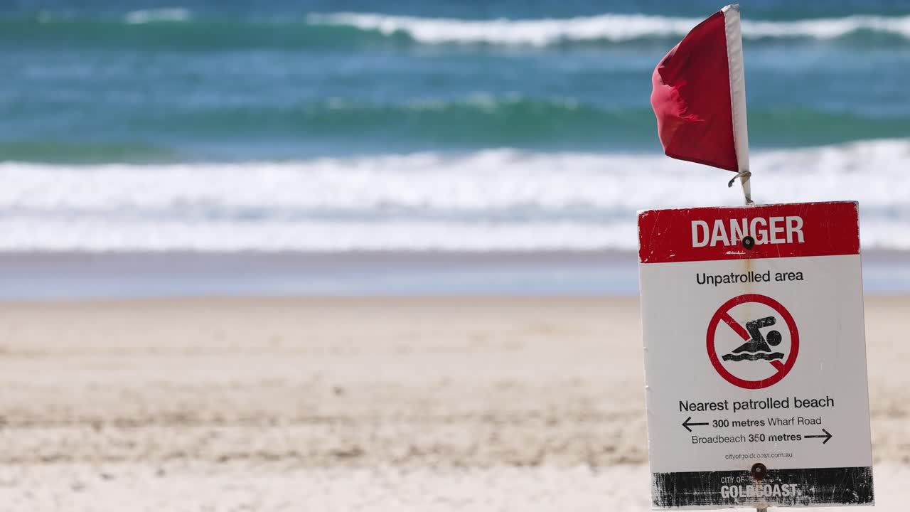 순찰되지 않은 해변에서 빨간 발 경고