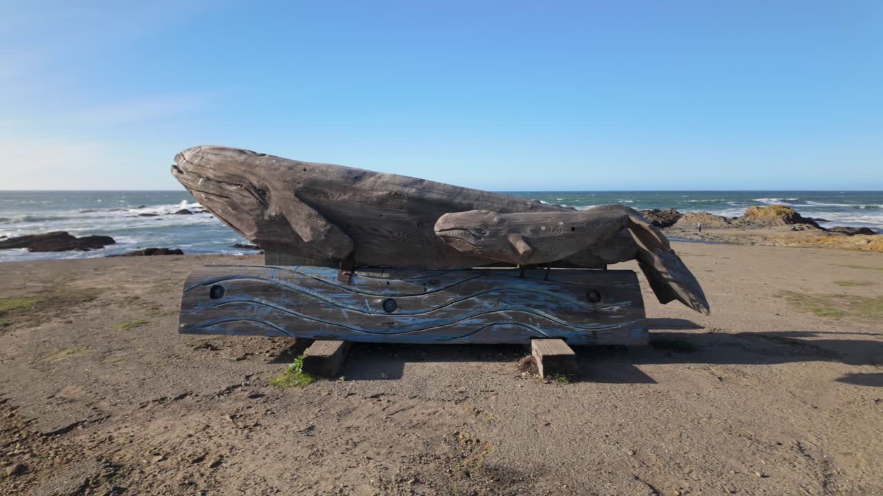 Ripresa panoramica con gimbal di una scultura di balena presso le Noyo Headlands a Fort Bragg, California. 4K