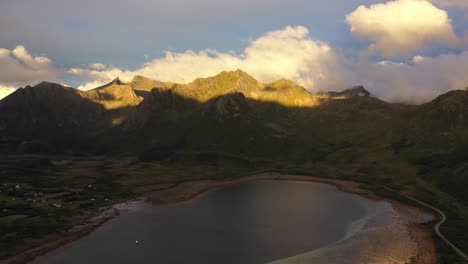 Schönes-Licht,-Das-Die-Berggipfel-An-Der-Küste-Norwegens-Trifft