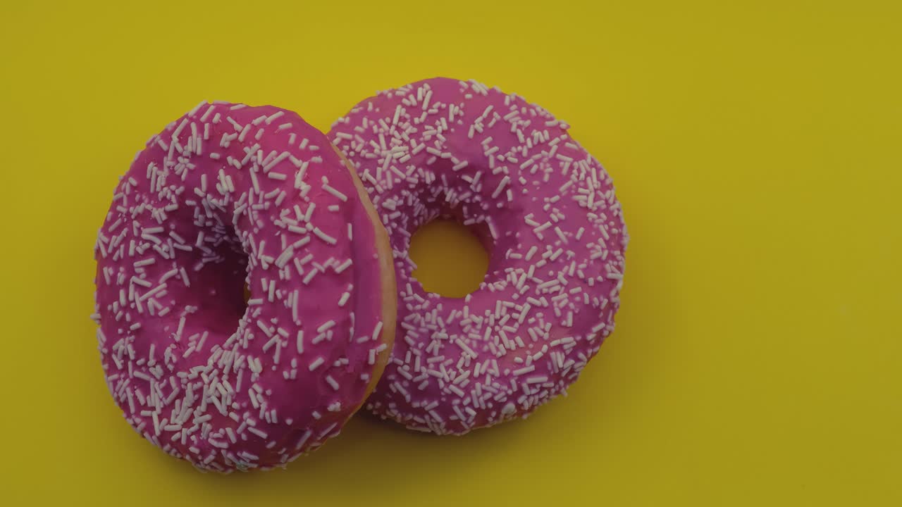 vista superior de dos rosquillas rosadas heladas