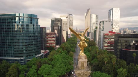 The-Angel-of-Independence,-El-Ángel,-Mexico-city,-Mexico,-drone-shot,-aerial,-Monumento-a-la-Independencia,-golden-statue,-4k