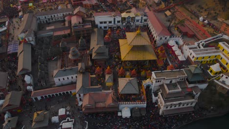 Die-Atemberaubende-Schönheit-Des-Pashupatinath-Tempels-Und-Seiner-Umgebung-In-Kathmandu,-Die-Während-Der-Goldenen-Stunde-Vor-Sonnenuntergang-Auf-Shivaratri-In-Atemberaubenden-Drohnenaufnahmen-Aus-Der-Luft-Festgehalten-Wird,-Ist-Wirklich-Faszinierend