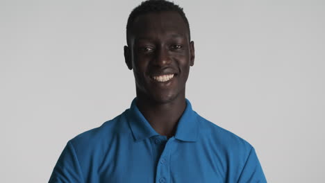 un hombre afroamericano con un fondo gris.
