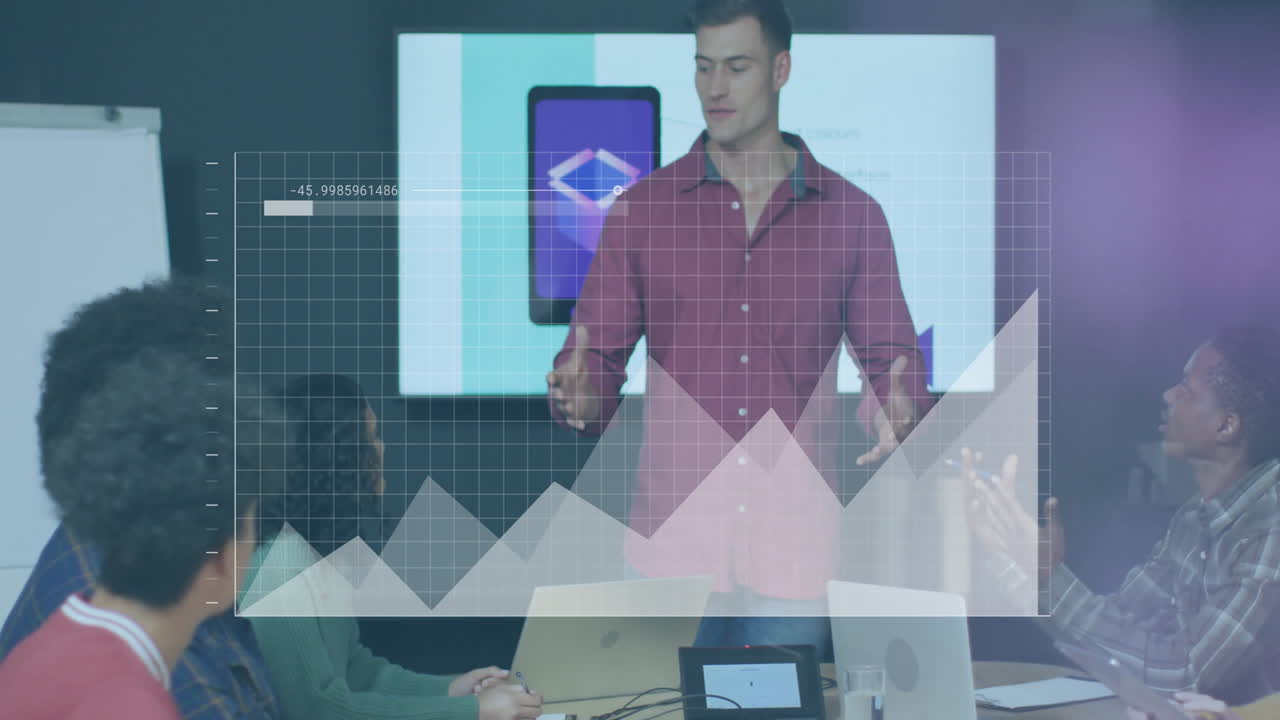 animación del procesamiento de datos financieros sobre diversas personas de negocios en la oficina