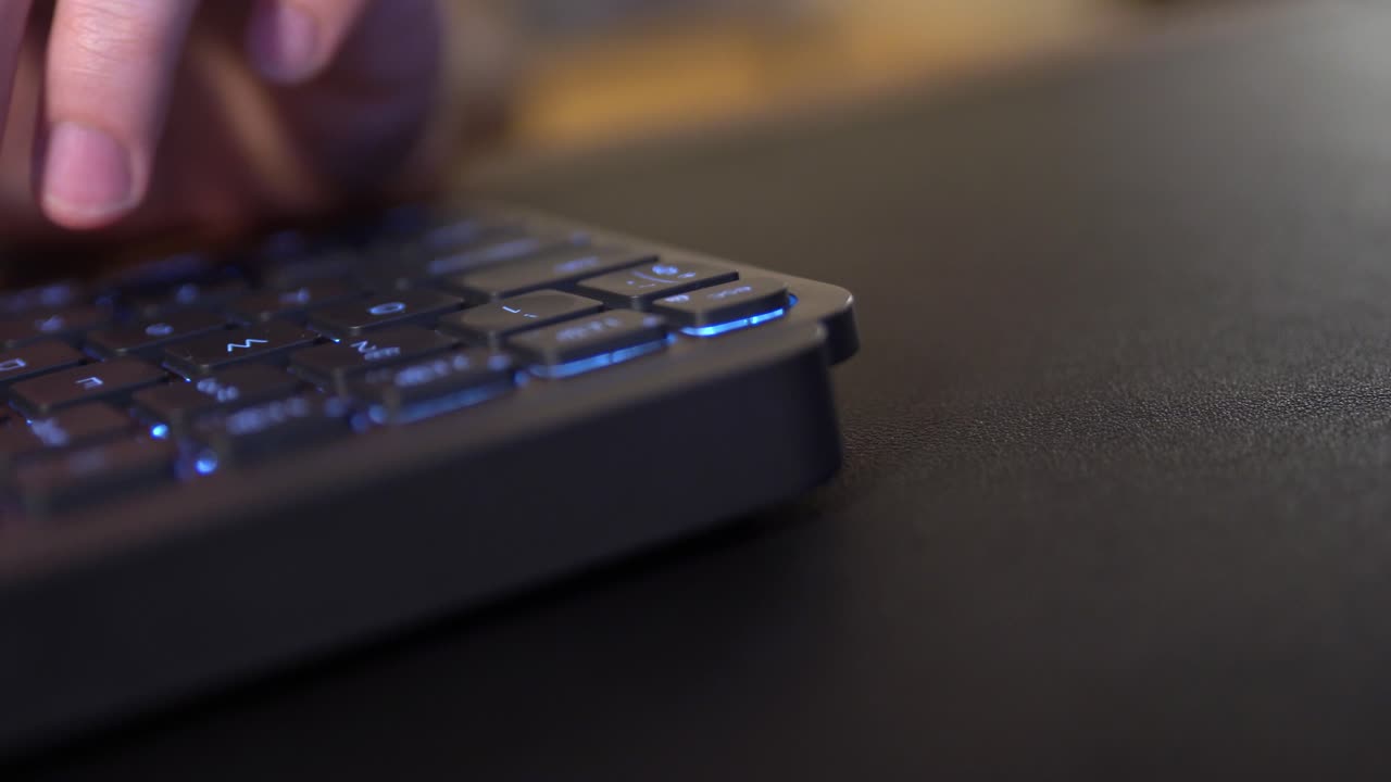 disparo deslizante de la mano masculina escribiendo en el teclado