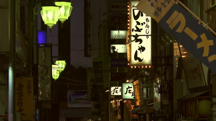 Panneaux lumineux dans une ruelle de Tokyo