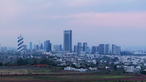 los edificios del horizonte de la ciudad de puebla en la hora azul rosa brumosa, el pedestal de drones pan de camiones