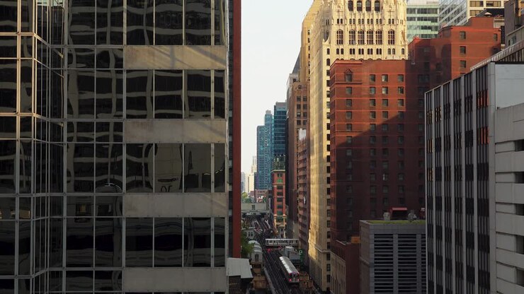 Treni della metropolitana nel centro urbano di Chicago