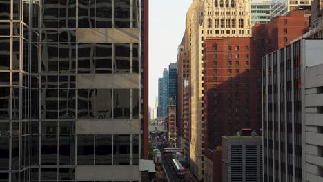 trenes subterráneos en el centro urbano de la ciudad de chicago