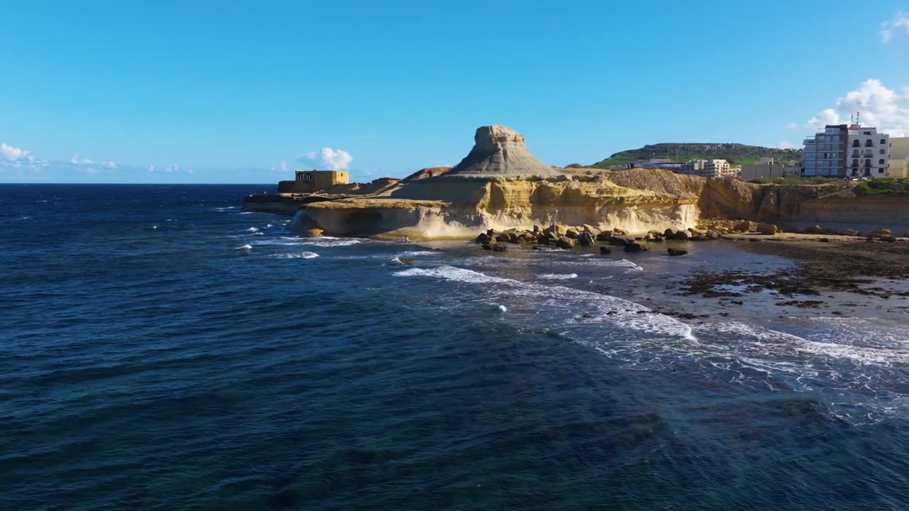 Roccia di Xwejni e saline sull'isola di Gozo, Malta - Ripresa con drone.