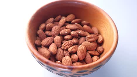 almendras en un cuenco de madera