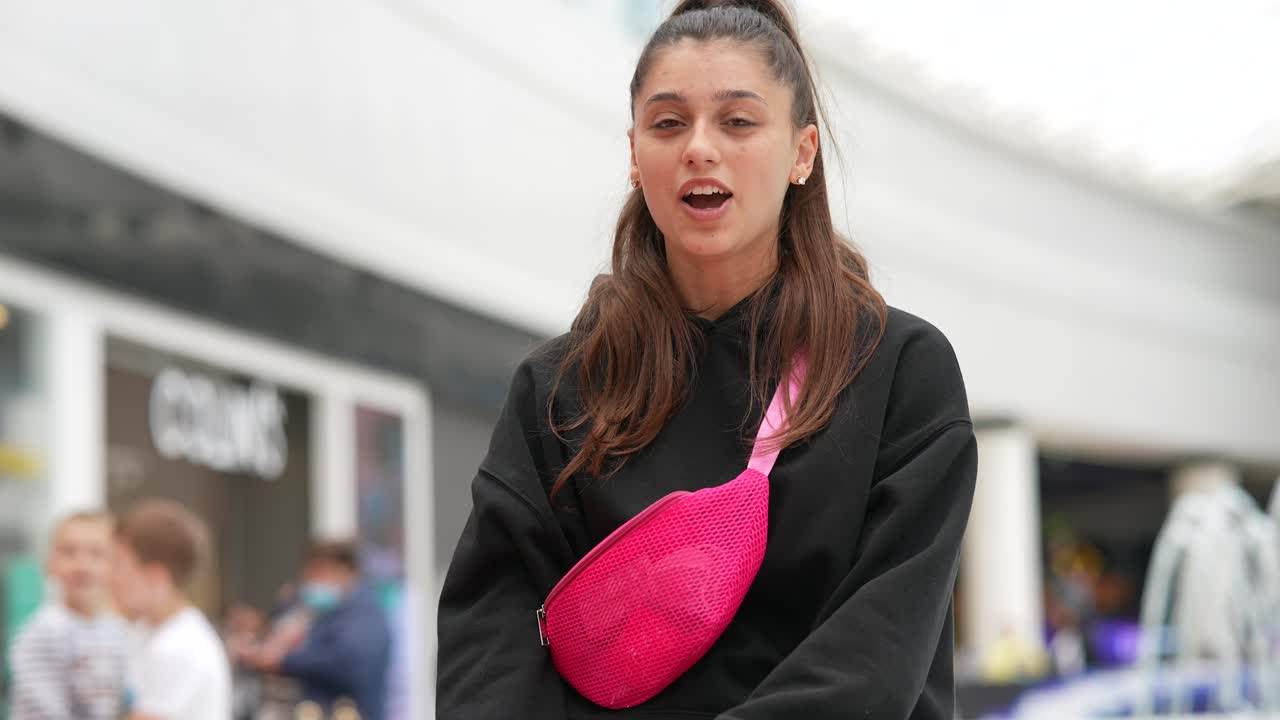 쇼핑몰 에 있는 십대 소녀