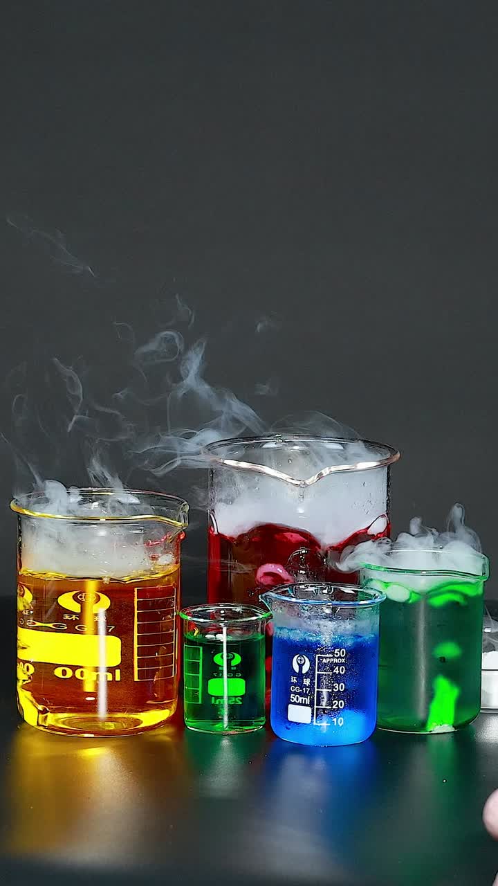 experimento con líquidos coloridos y efectos de humo