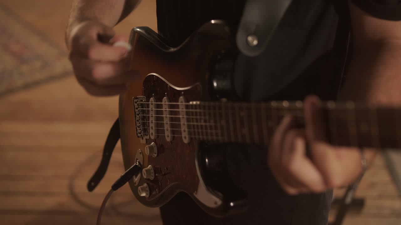 Esibizione dal vivo di una band con Cantante, Bassista, Pianista, Batterista e Chitarrista