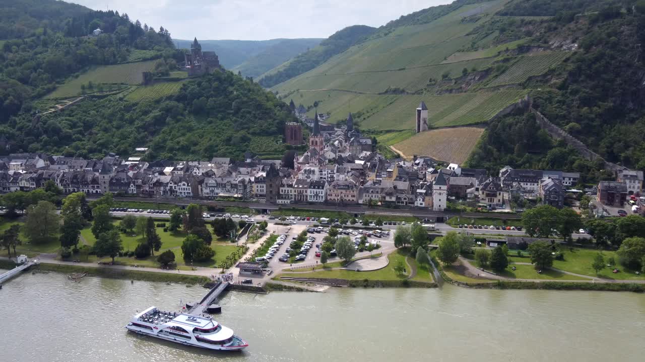 독일 중부 라인 계곡 의 바카라흐 산 기 ?? 마을 과 강변 도시