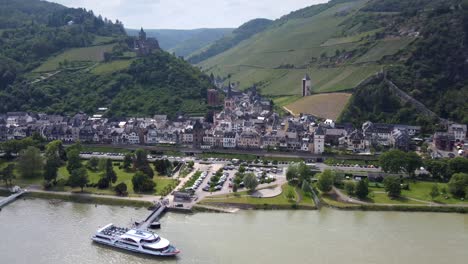 Bacharach-Foothill-Village-Y-Ciudad-Ribereña-En-El-Valle-Medio-Del-Rin,-Alemania