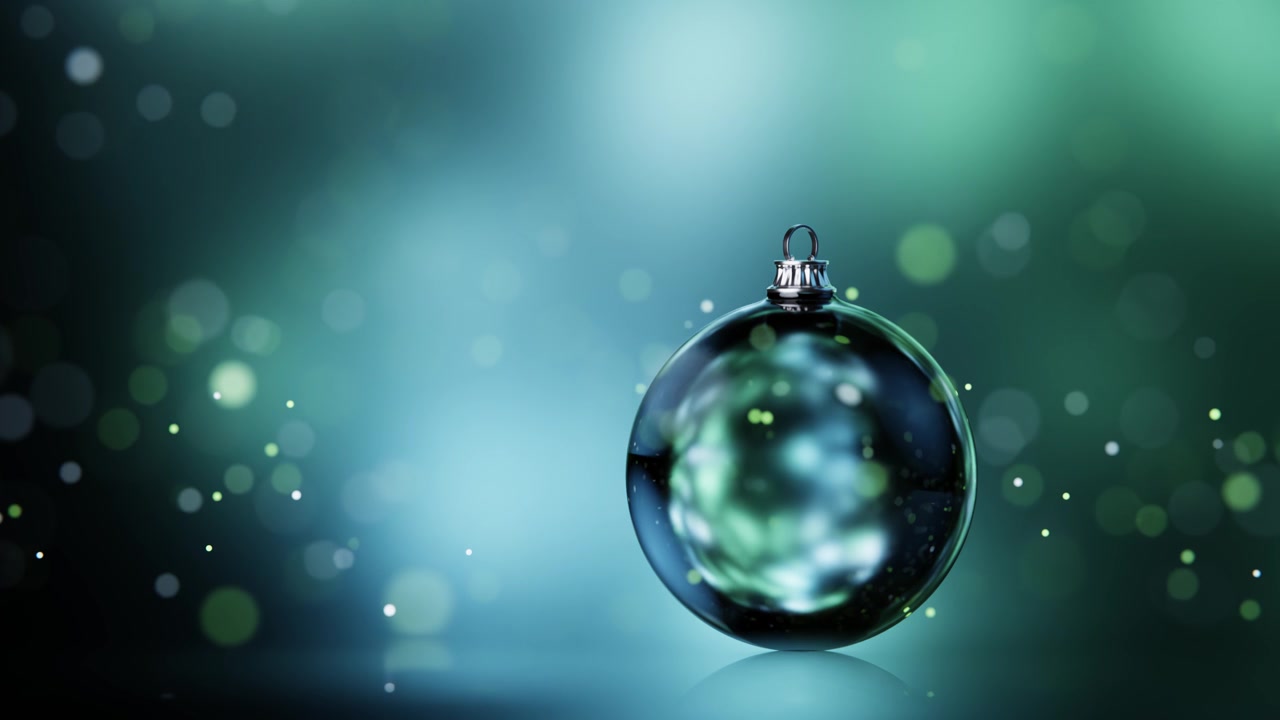 Enfeite de Natal único contra um fundo verde desfocado