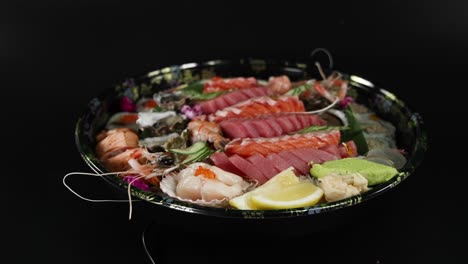 el arreglo del plato de sushi cambia con el tiempo.