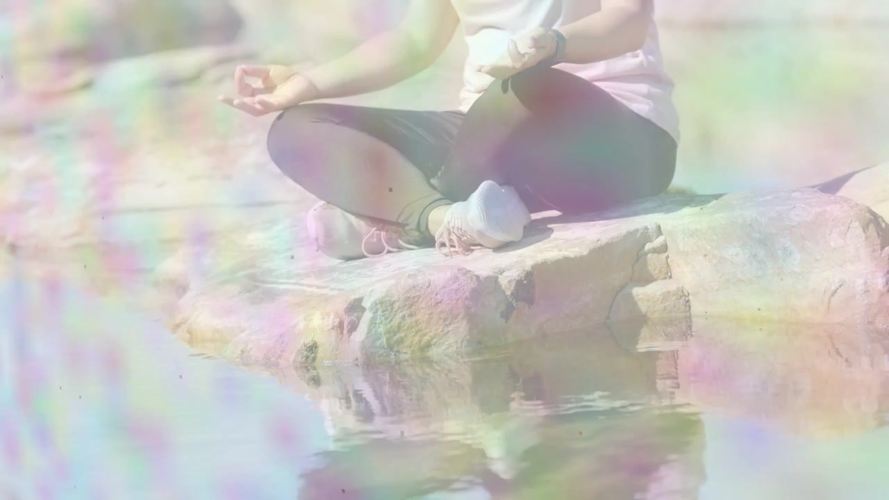Kamera yukarı kayarken, bacak bacak üstüne atmış oturan bir kadın mudra yapıyor ve sağlık için pastel bir pus yükseliyor.