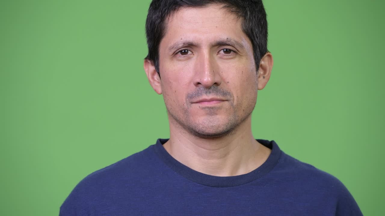 Uomo ispanico che si copre le orecchie come le tre scimmie sagge