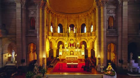 Retroceso-De-Drones-Que-Revela-El-Majestuoso-Interior-De-La-Iglesia-De-Sacramentoinos-En-Santiago,-Chile