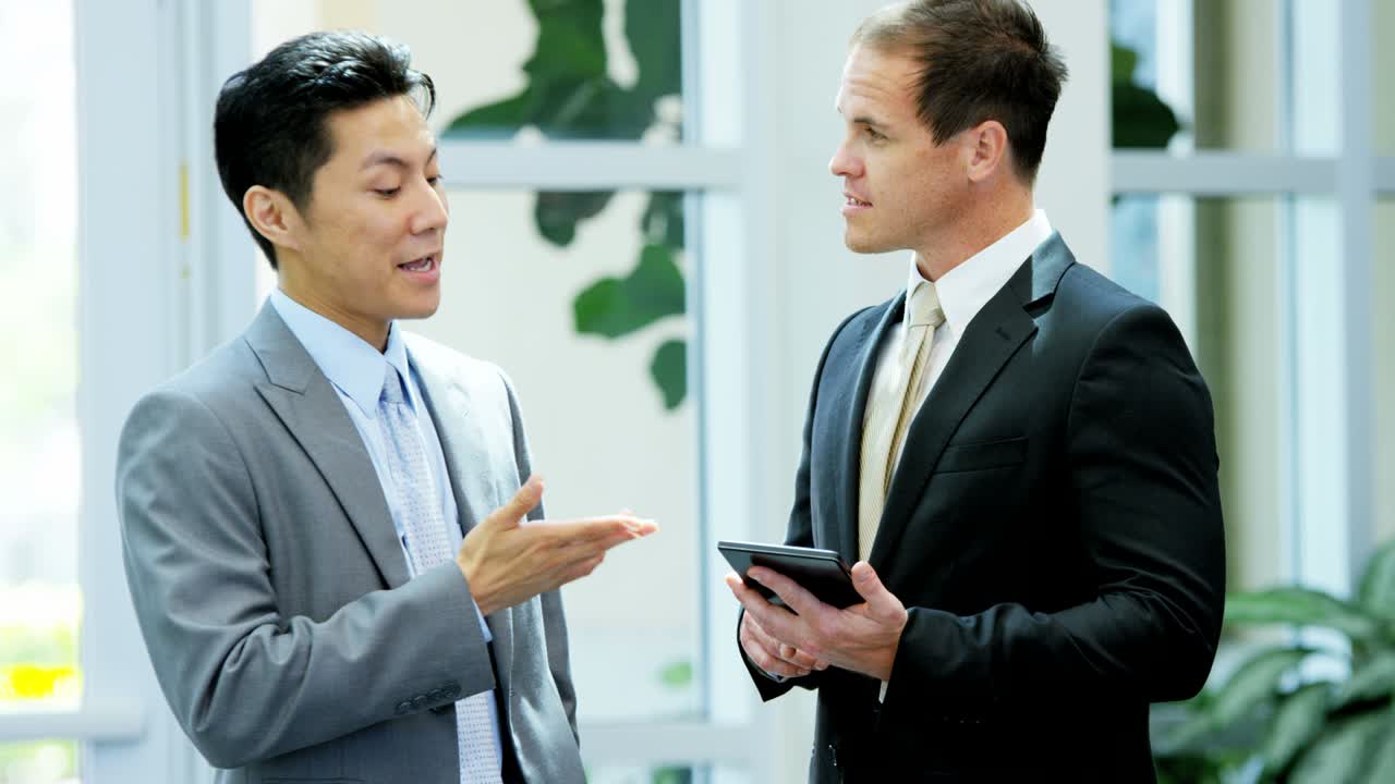 태블릿 기술을 사용하는 다민족 부동산 팀