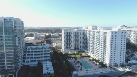 Edificios-De-Condominios-En-La-Sección-Midbeach-En-Miami-Beach,-Florida-En-Un-Día-Soleado