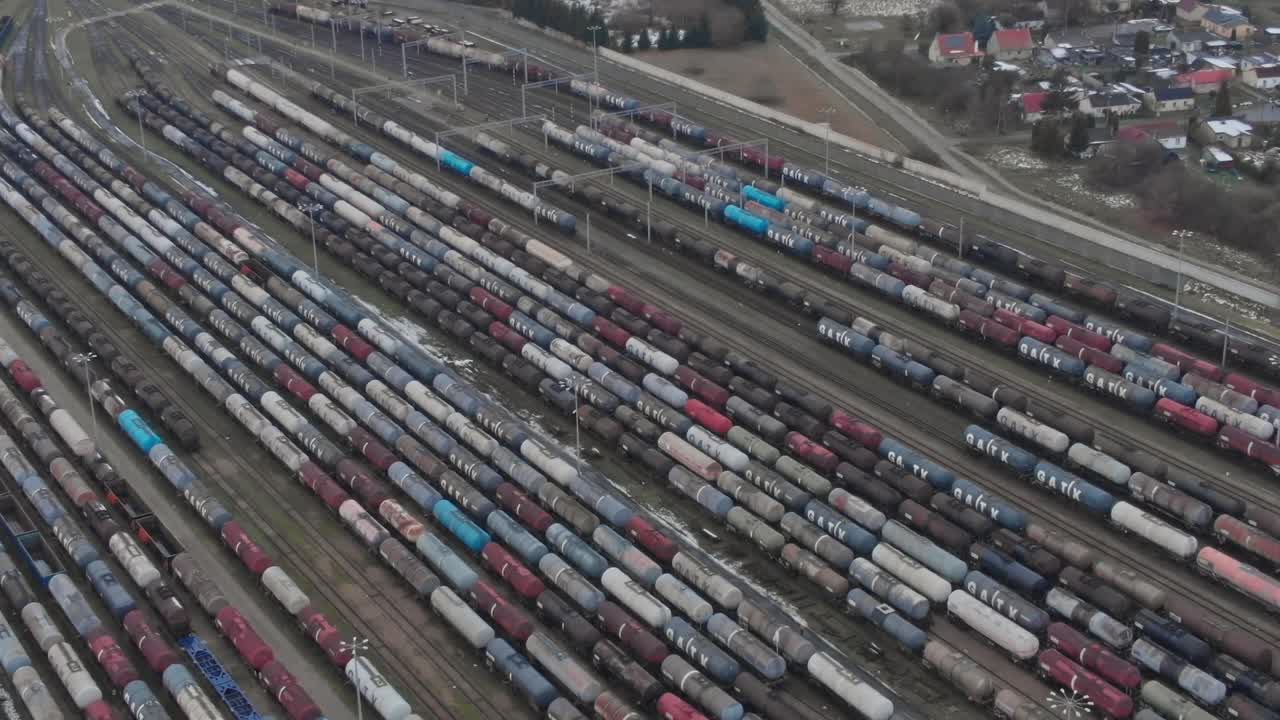 Eisenbahnwaggons stehen am späten Nachmittag auf einem Rangierbahnhof in der Nähe einer Stadt.