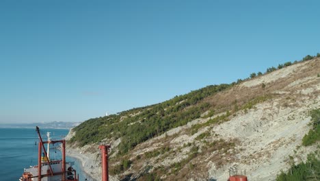 barco de carga abandonado en una costa rocosa