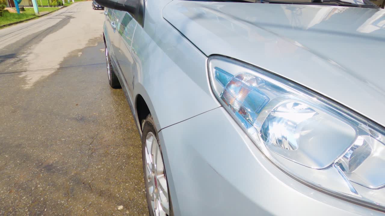 trancadio y abriendo carro con la luz encendida