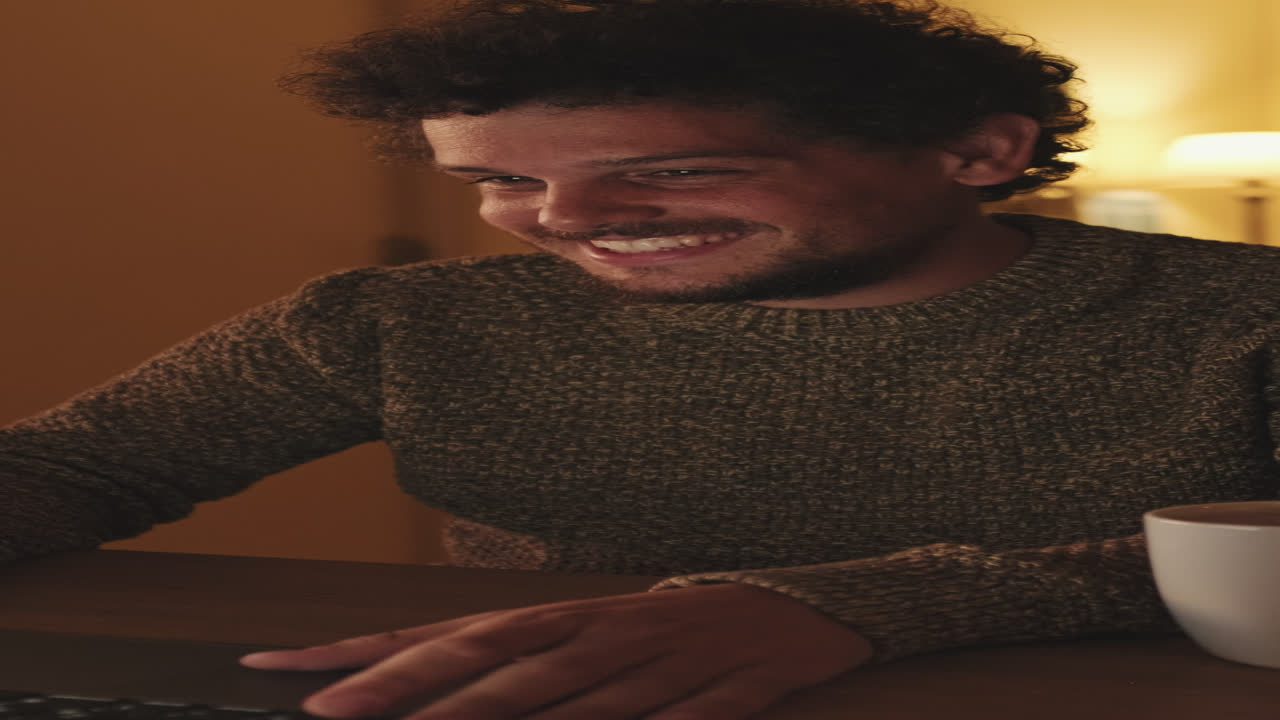 Uomo a un tavolo